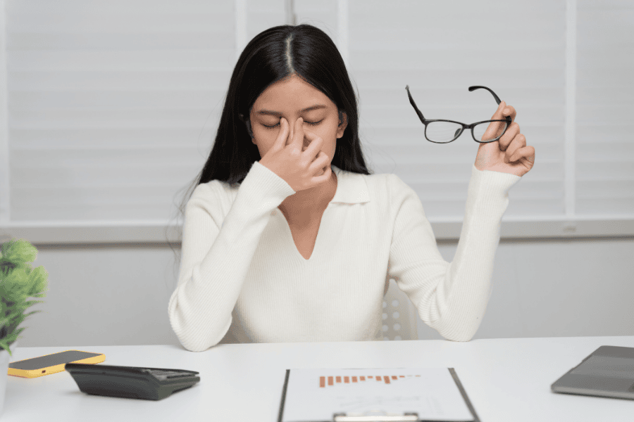 Mắt phải điều tiết liên tục khi tập trung trong thời gian dài