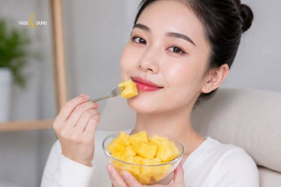 Nên ăn quả dứa sau phun môi để hỗ trợ môi mau lành và lên màu đẹp