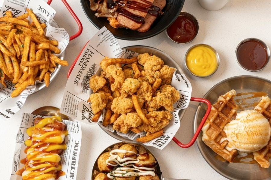 Thực phẩm nhiều dầu mỡ cũng cần hạn chế trong thực đơn sau khi phun môi xong