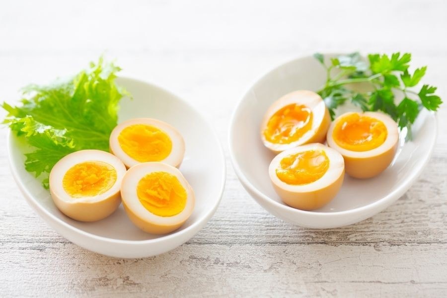 Trứng gà thường được khuyến cáo kiêng sau các thủ thuật xâm lấn nhẹ vì có thể gây loang màu da non