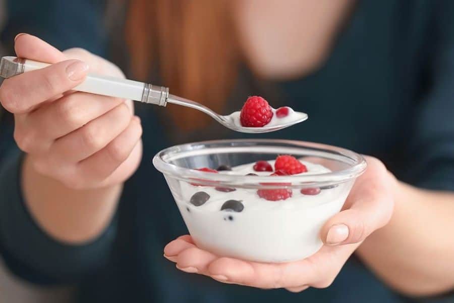 Sữa chua chứa hàm lượng Vitamin A và E cực cao, tốt cho quá trình lành của môi sau khi phun xăm