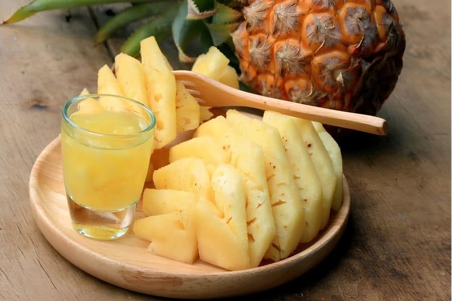 Dứa là loại trái cây chứa thành phần có khả năng kháng viêm cực tốt, giảm sưng tấy và thúc đẩy quá trình phục hồi mô