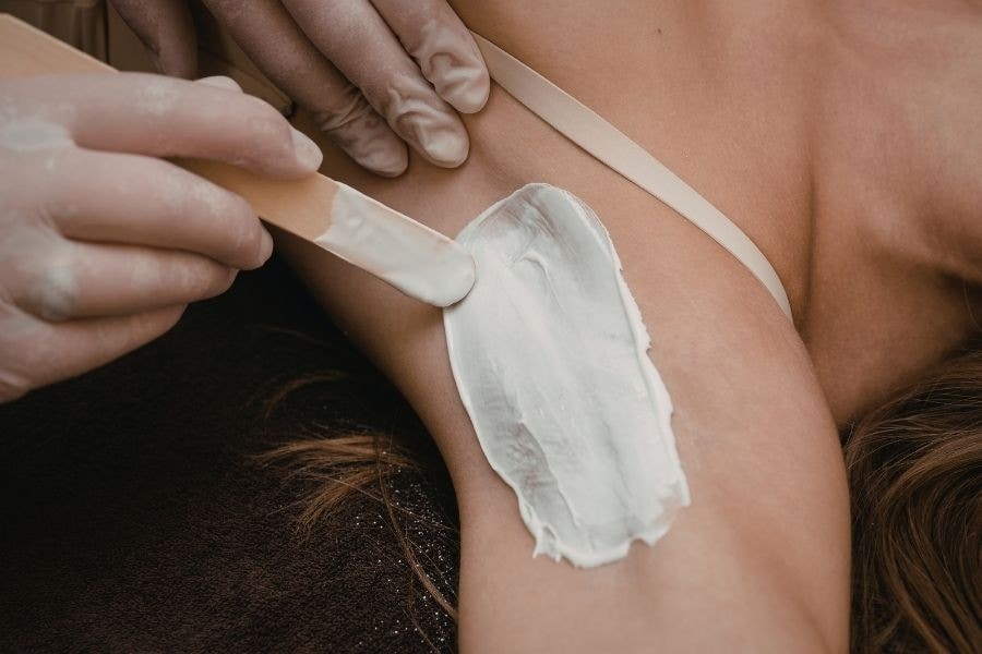 Sáp wax cũng là một cách tẩy lông nách hiệu quả nhưng thường gây đau 