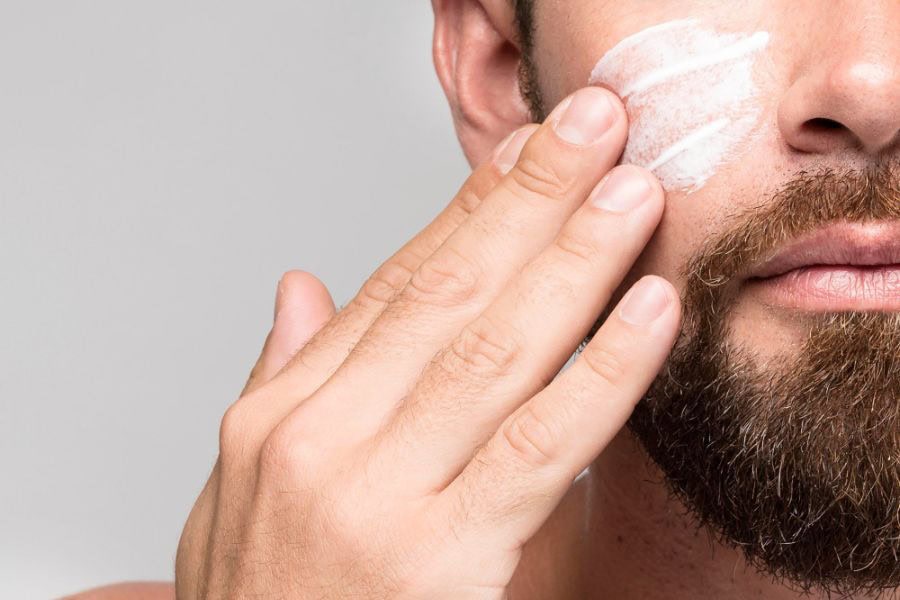 Wax râu có hại không? Giải đáp thắc mắc và lưu ý quan trọng 12 Sau triệt râu cần làm dịu và dưỡng ẩm cho da