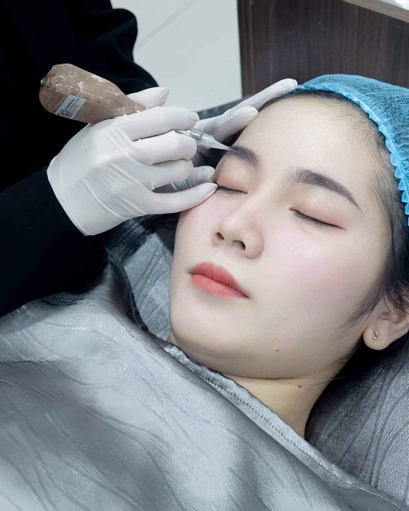 Tiến hành phun mày