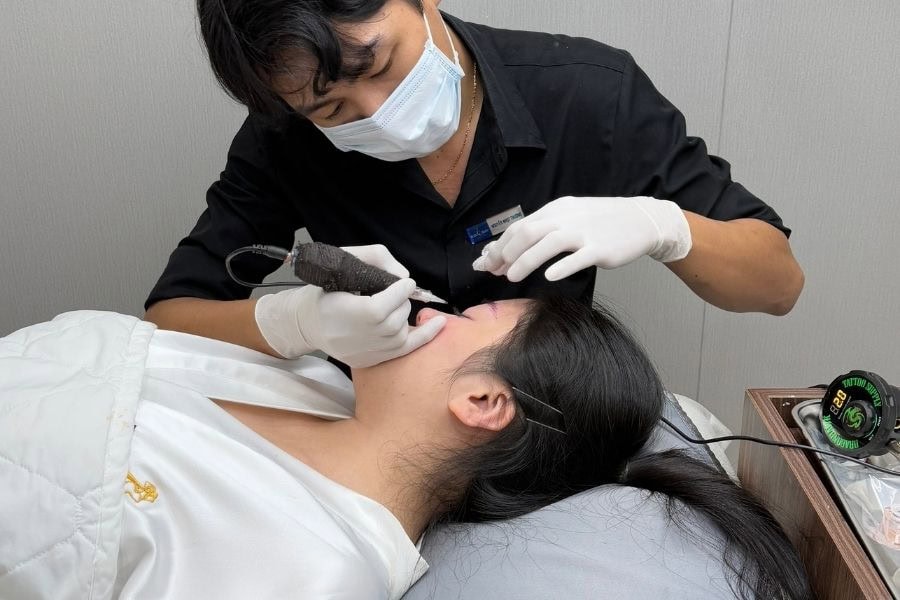 Giá phun xăm thẩm mỹ bao nhiêu tiền? Bảng giá mới, chi tiết 2026 17 Kỹ thuật viên giỏi sẽ cho ra kết quả phun xăm đẹp hơn và kèm theo chi phí có phần “nhỉn” hơn