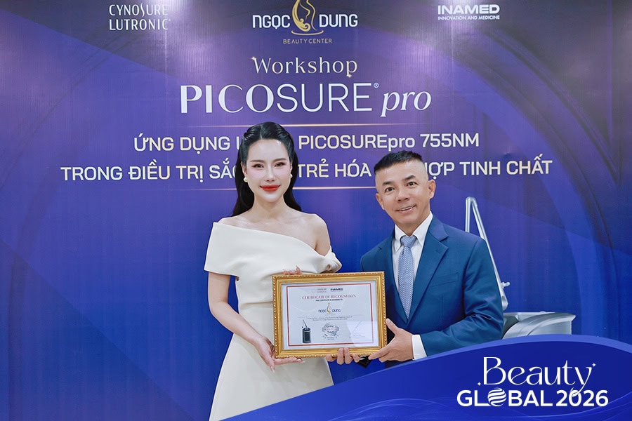 Chị Thái Ngọc - Tổng giám đốc Hệ thống TMV Ngọc Dung nhận chứng nhận chuyên môn