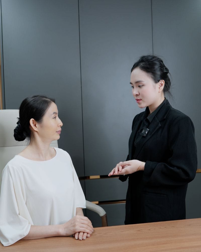 Thăm khám tình trạng mày môi