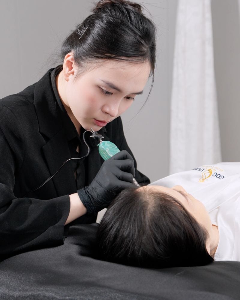 Tiến hành phun xăm