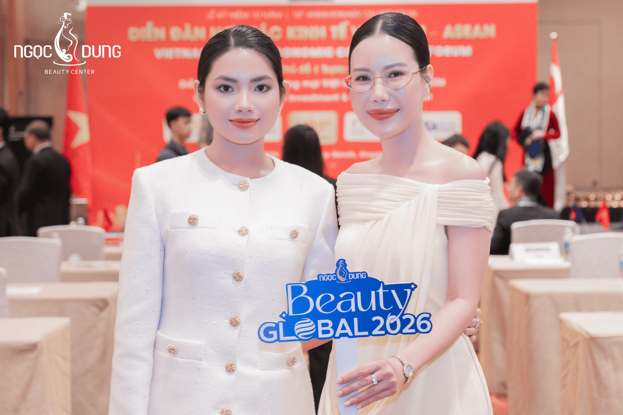 Ngọc Dung có mặt tại lễ trao giải thương hiệu mạnh tổ chức tại Singapore