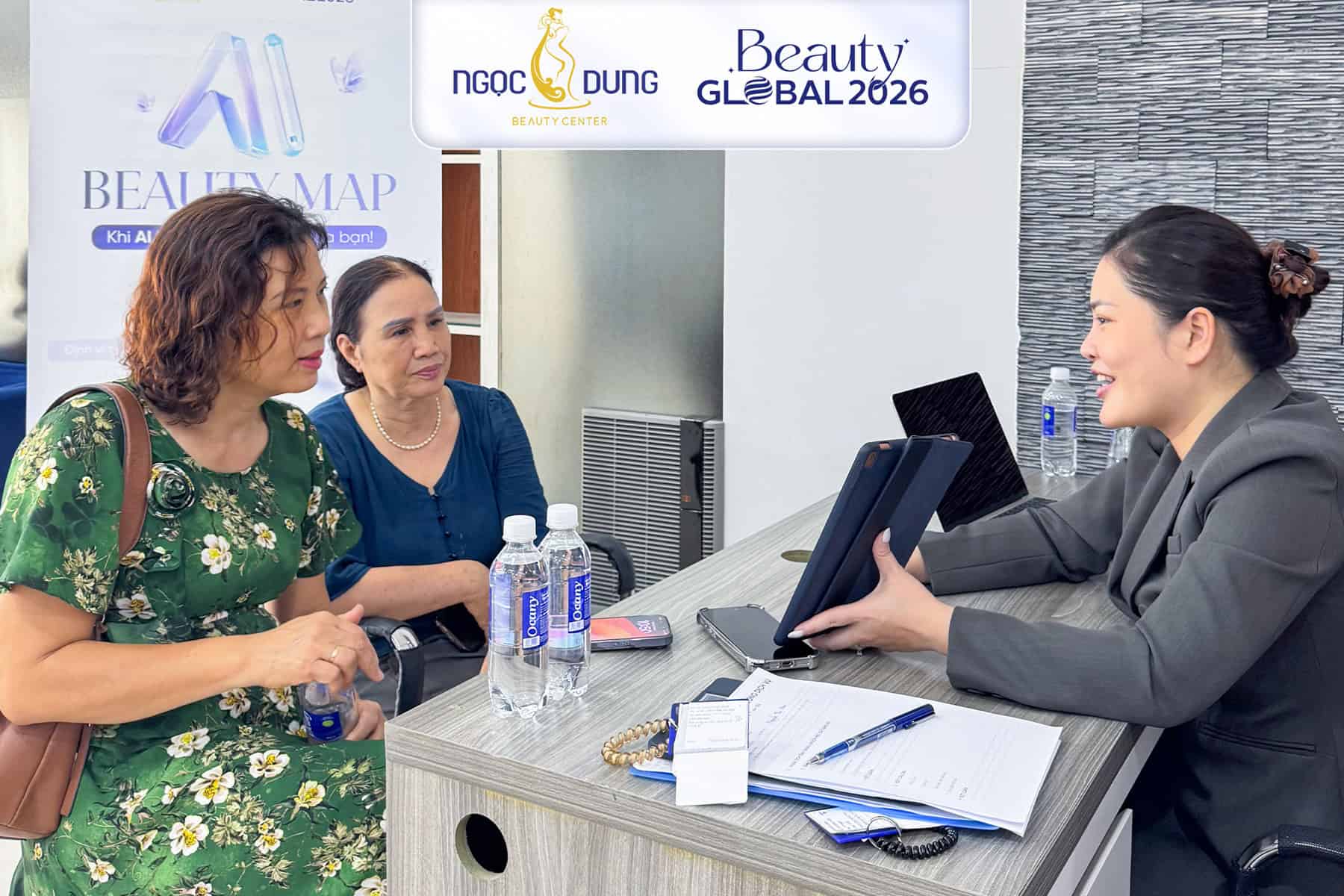 Workshop AI Beauty Map đang diễn ra sôi nổi tại Ngọc Dung 5 Chuyên viên tiến hành tư vấn tình trạng da cho khách hàng dựa trên phân tích của AI