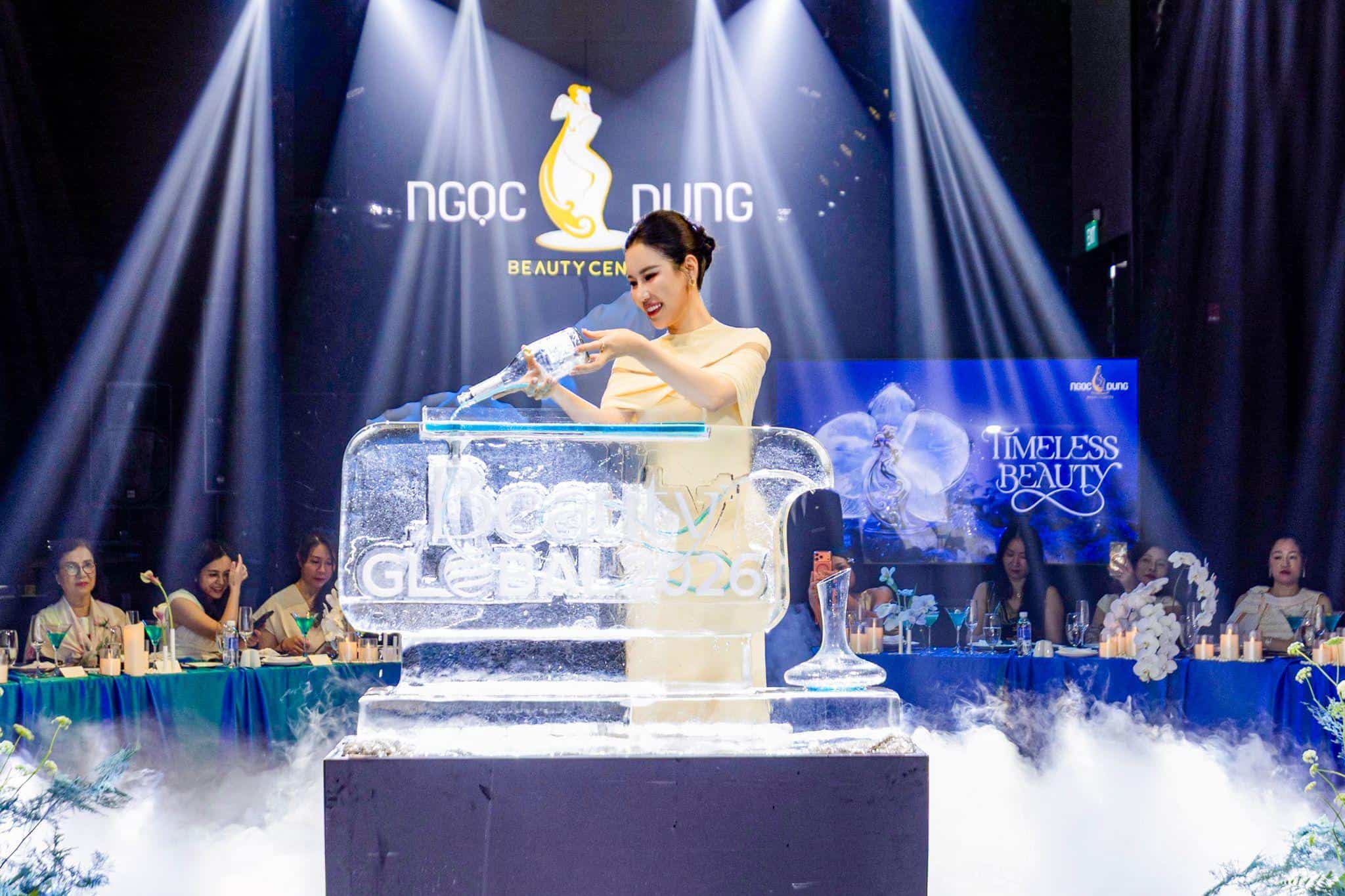 CEO Thái Ngọc bắt đầu nghi thức rót rượu khai tiệc như một lời cam kết cho một tương lai huy hoàng hơn