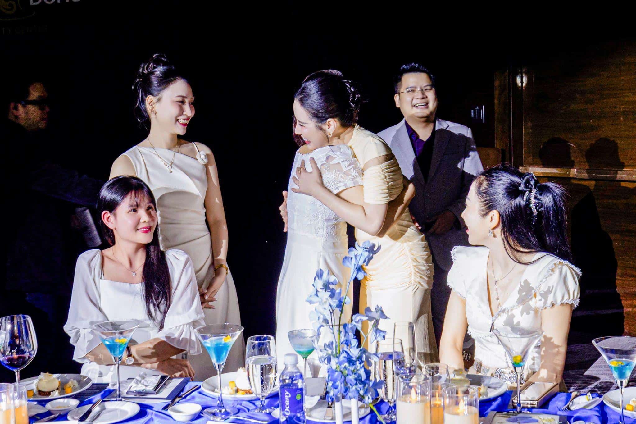 CEO Thái Ngọc đã cùng khách quý tâm tình và gửi cho nhau những chiếc ôm bày tỏ tình cảm chân thành