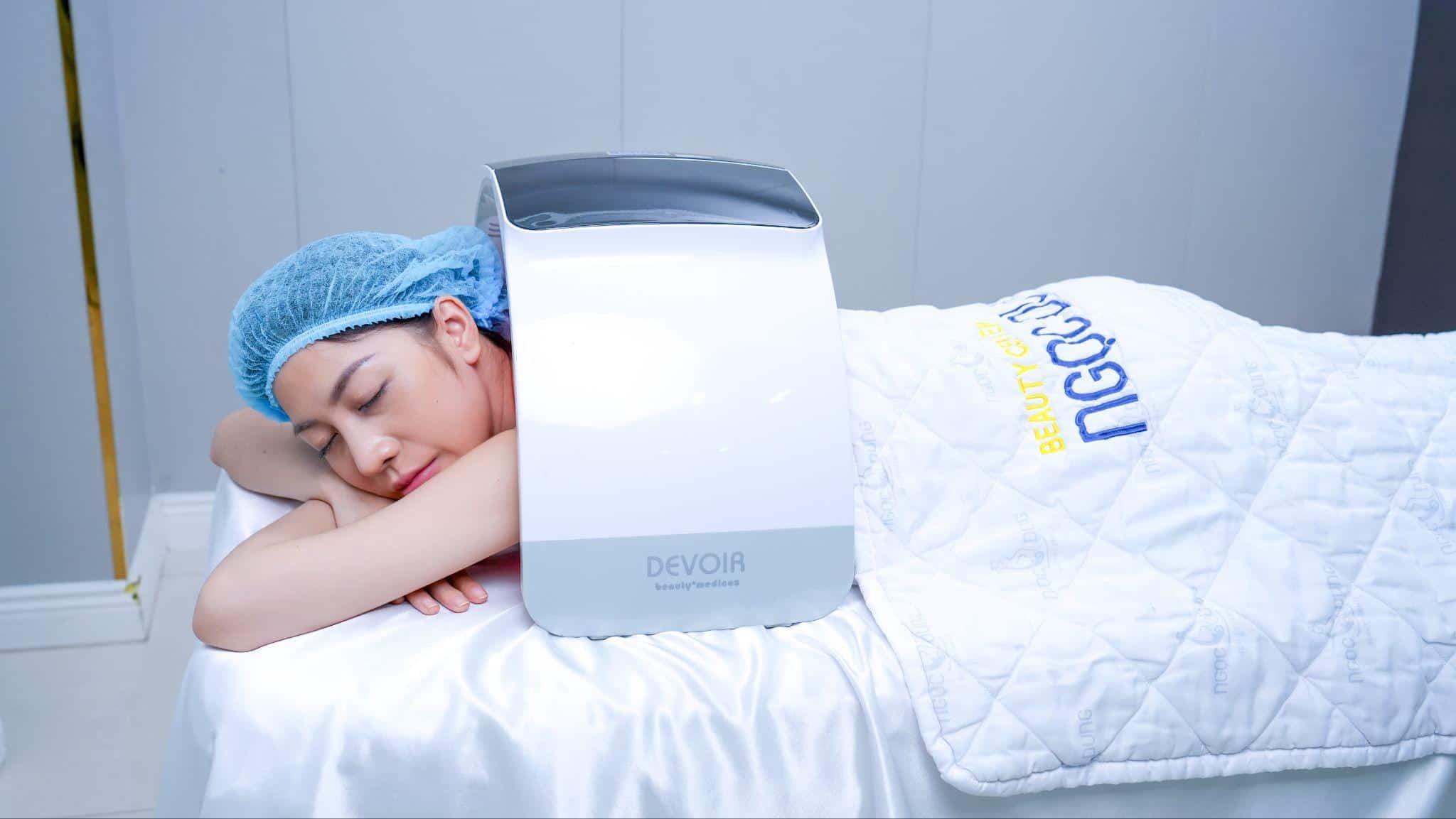 Thiết bị hồng ngoại và sóng RF tại TMV tác động nhiệt học có kiểm soát ức chế tổng hợp melanin