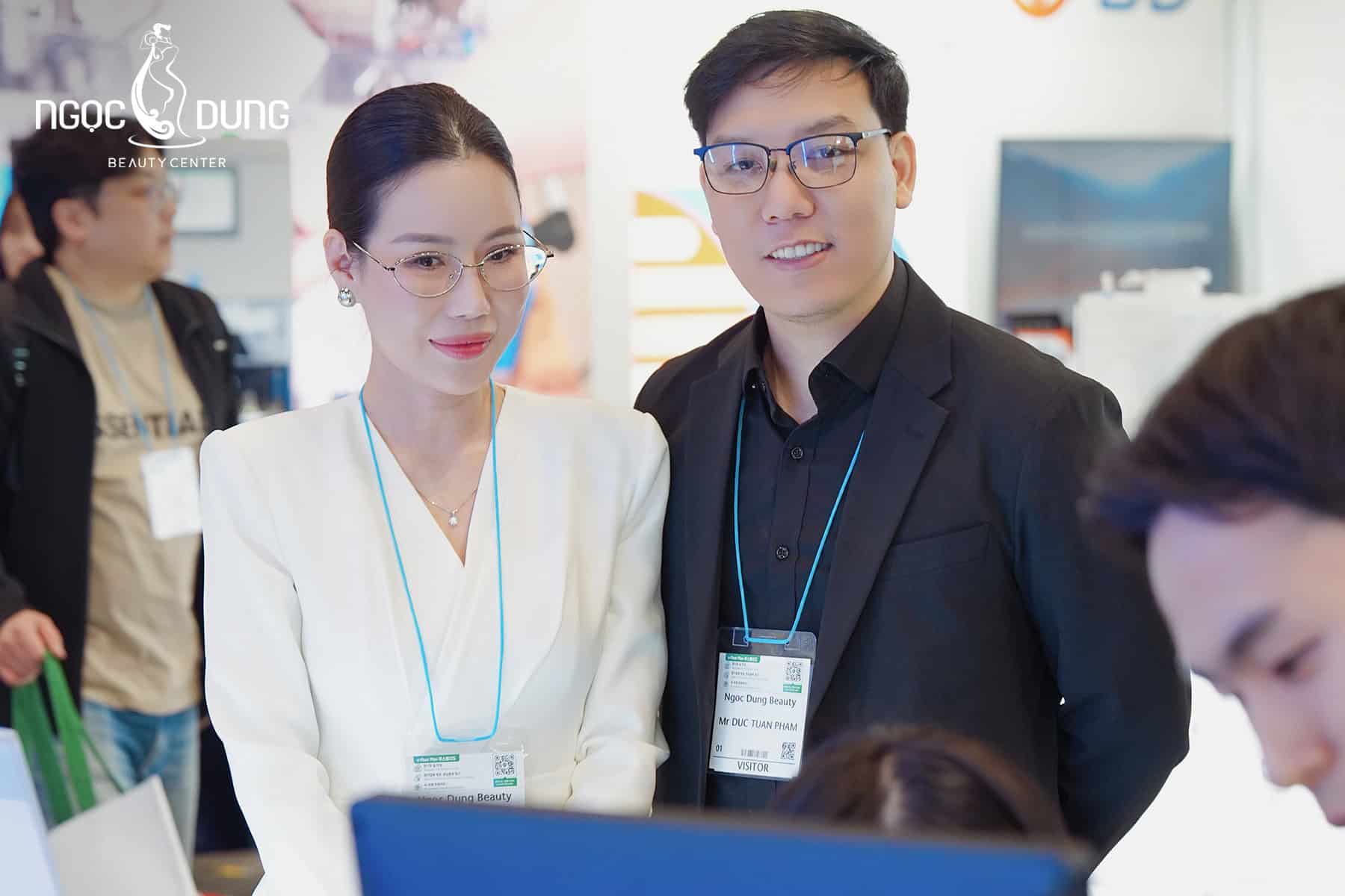 Đại diện của Ngọc Dung đang tìm hiểu về công nghệ làm đẹp mới
