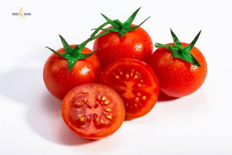 Cà chua là nguyên liệu tẩy lông nách tại nhà được dùng phổ biến