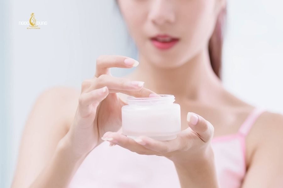 Sau khi triệt lông mặt nên làm gì? Mẹo chăm sóc da 5 Đừng quên cấp ẩm đầy đủ cho da sau khi triệt lông xong