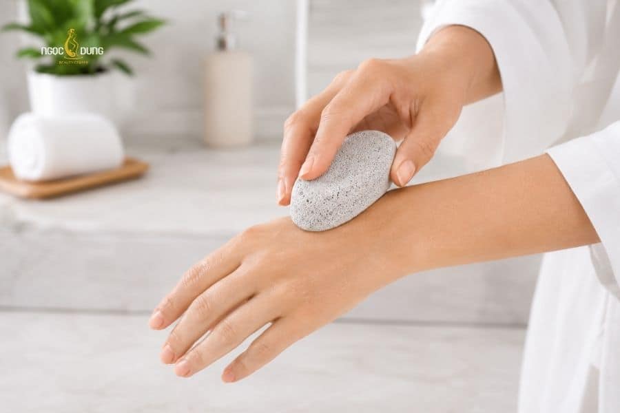 Tẩy lông bằng đá mài cần kiên trì thực hiện trong thời gian dài mới thấy được hiệu quả