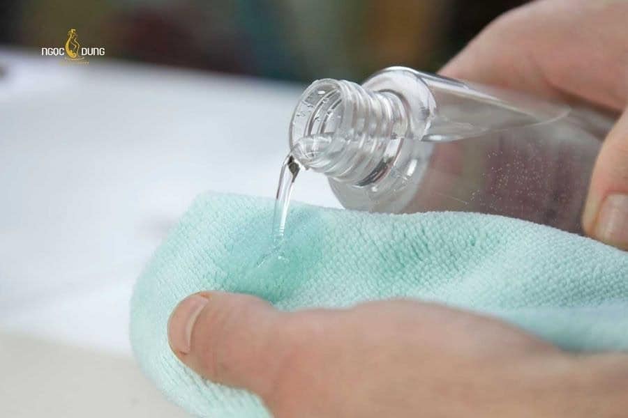 Tẩy lông chân bằng oxy già dễ gây kích ứng nếu không kiểm soát liều lượng chính xác