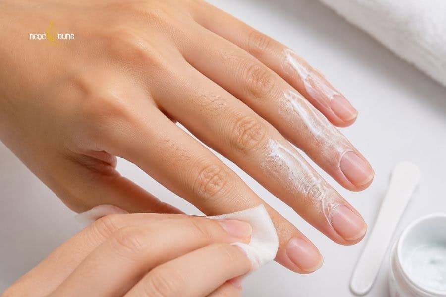 Sử dụng kem tẩy lông là giải pháp loại bỏ lông ngón tay nhanh chóng, không gây đau đớn