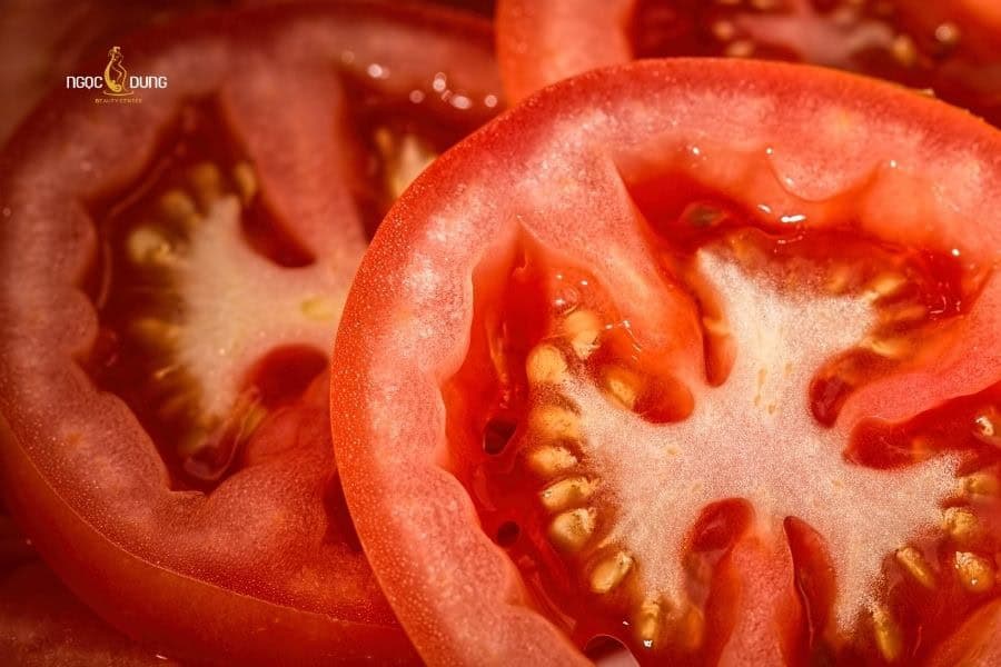 Bạn có thể đắp trực tiếp cà chua thái lát lên da để hỗ trợ triệt lông