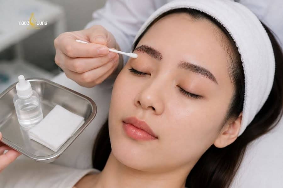 Có thể vệ sinh vùng da sau xóa xăm với nước muối sinh lý để tránh nhiễm trùng