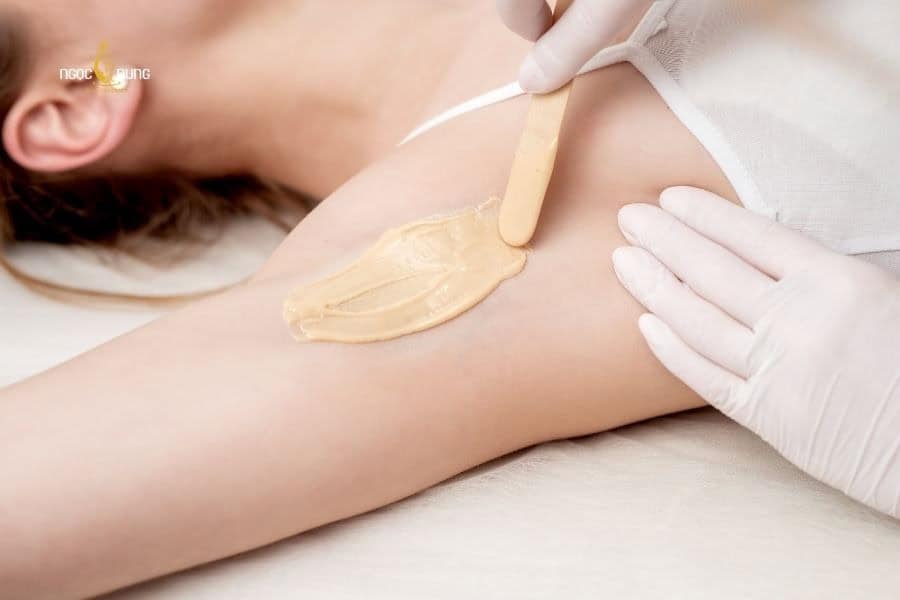 Bị hôi nách có nên cạo lông nách? Mẹo kiểm soát mùi hôi 4 Waxing lông nách có thể làm lông mọc lại chậm hơn