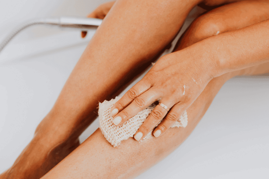 Tẩy tế bào chết là bước nền quan trọng giúp loại bỏ lớp sừng tích tụ trên da