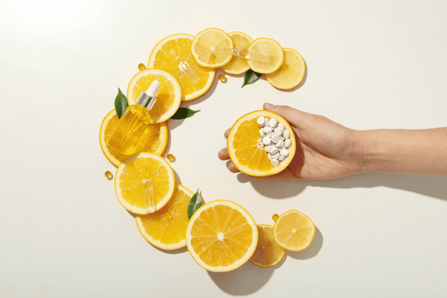 Vitamin C khử hóa các trung gian melanin đã hình thành, trung hòa gốc tự do kích hoạt tổng hợp melanin