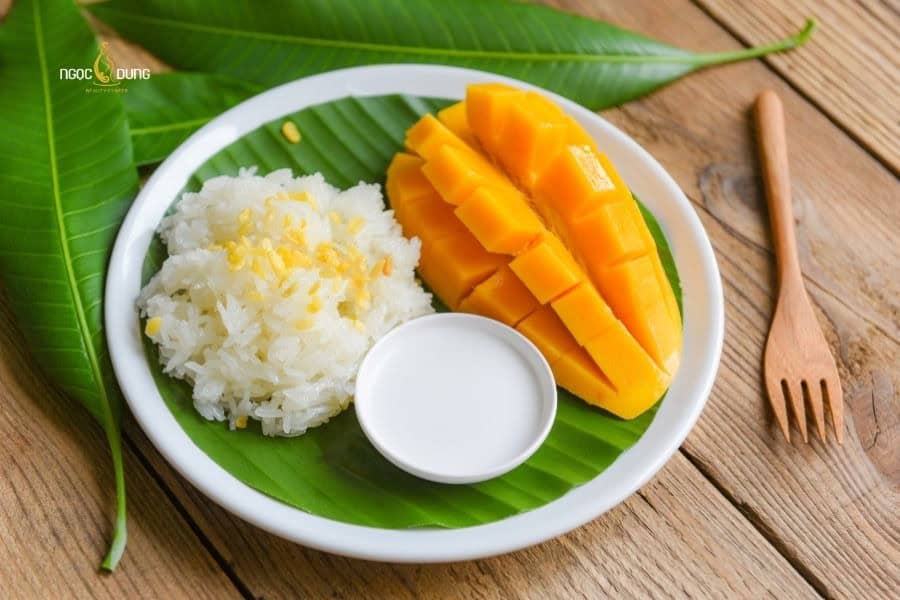 Phun môi bị đốm đen: Nguyên nhân và cách khắc phục 4 Ăn đồ nếp sau phun môi dễ bị tình trạng nổi đốm đen ở môi do kích ứng