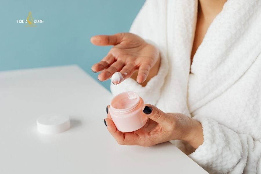 Lông mày mới bong bị mờ: Nguyên nhân và cách khắc phục 6 Bỏ qua bước dưỡng ẩm có thể làm mày mới bong bị mờ
