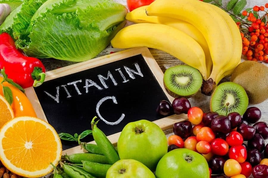 Phun môi bị nứt chảy máu: nguyên nhân và cách khắc phục 6 Bổ sung thêm vitamin C và E để thúc đẩy tái tạo mô da sau phun xăm