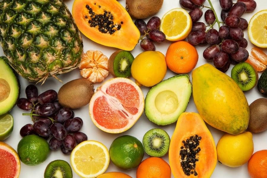 Hãy bổ sung vitamin từ trái cây tươi thường xuyên để giúp môi hồi phục sau phun nhanh chóng