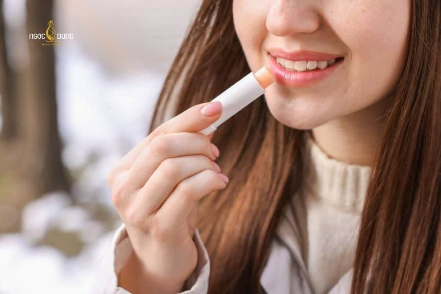Phun môi bị đốm đen: Nguyên nhân và cách khắc phục 5 Hãy bôi dưỡng môi thường xuyên sau phun để thúc đẩy môi tái tạo da và giữ màu tốt hơn
