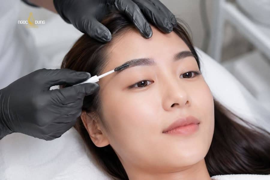 Định hình chân mày là gì? Phương pháp tạo dáng mày đẹp 7 Chuyên viên tiến hình định hình chân mày bằng các loại gel chuyên dụng