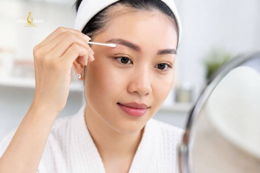 Xăm mày bao lâu thì bôi thuốc mỡ? Hướng dẫn chăm sóc kĩ 1 Nên bôi thuốc mỡ lên chân mày vào ngày thứ 2 hoặc thứ 3 sau phun xăm