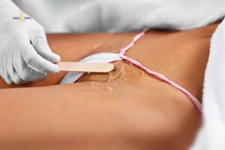 Bôi wax lên vùng bikini theo chiều lông mọc