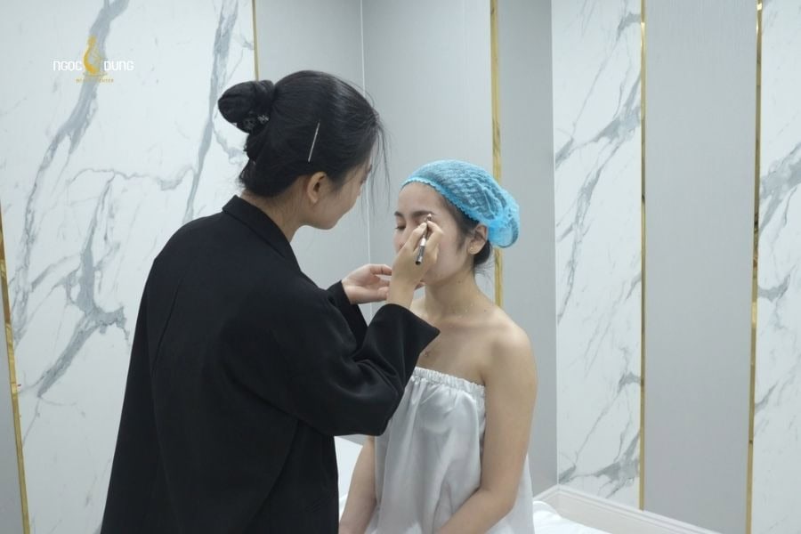 Định hình chân mày là gì? Phương pháp tạo dáng mày đẹp 5 Chuyên viên thăm khám và vẽ khuôn mày trước khi định hình