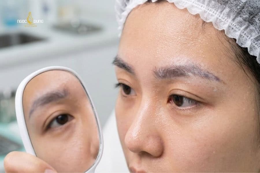 Cơ địa khó bám mực có  thể làm lông mày mới bong bị mờ