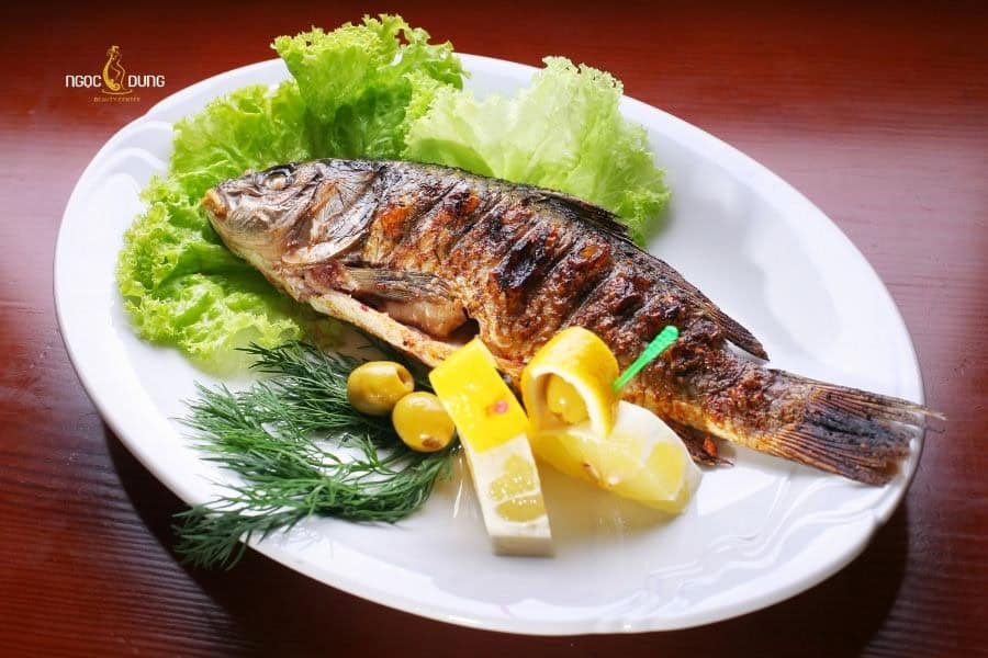 Xăm môi có được ăn cá không? Thời gian kiêng cữ và lời khuyên 4 Vẫn có thể bổ sung cá chép với lượng vừa phải trong quá trình đợi môi tái tạo sau phun