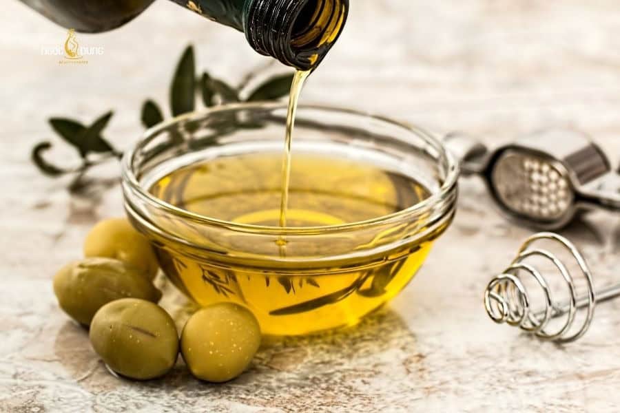 Có thể gỡ sáp wax lông dính trên tóc bằng dầu oliu