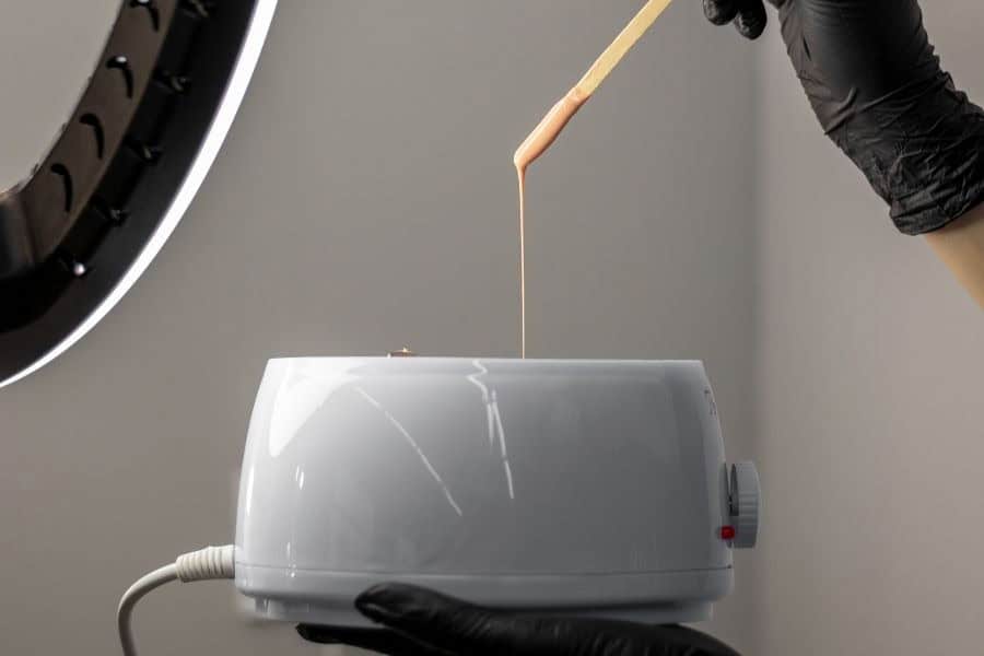 Cách wax lông nách tại nhà bằng sáp an toàn, sạch thâm 2 Đun nóng và giữ sáp ở nhiệt độ từ 60-70°C