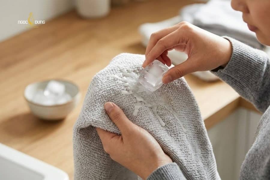 Dùng đá lạnh làm đông sáp để dễ dàng loại bỏ chúng khỏi quần áo