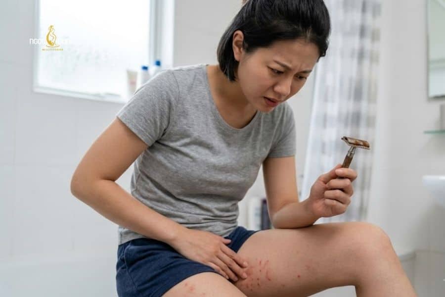 Cạo lông vùng kín với lưỡi dao rỉ sét làm da bị kích ứng