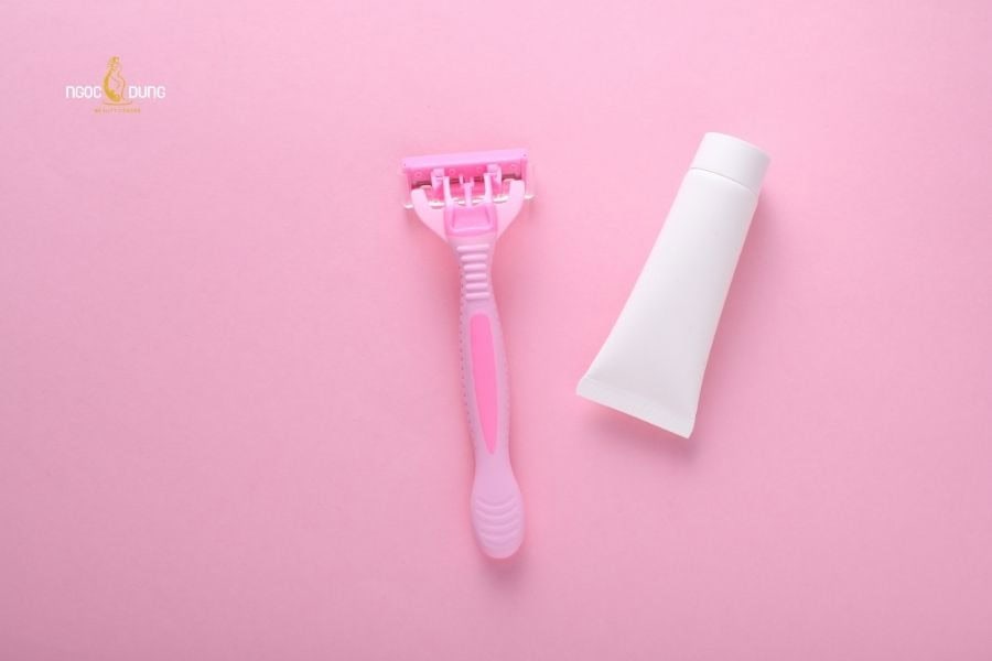 Hãy dùng thêm kem cạo lông để giảm ma sát giữa lưỡi dao với bề mặt da