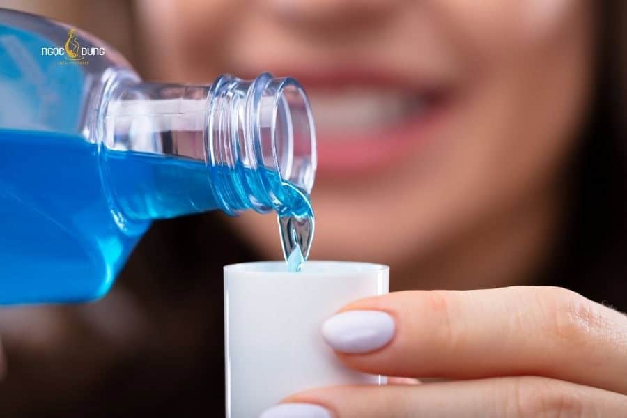 Cách vệ sinh răng miệng sau khi phun môi, lên màu đẹp 2 Nên dùng thêm nước súc miệng để làm sạch sâu mảng bám tích tụ của những ngày không đánh răng trước đó