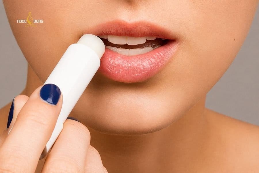 Môi bị thâm loang sau phun: Cách xử lý và nguyên nhân 4 Hãy dưỡng ẩm môi thường xuyên để hạn chế tình trạng thâm loang sau phun