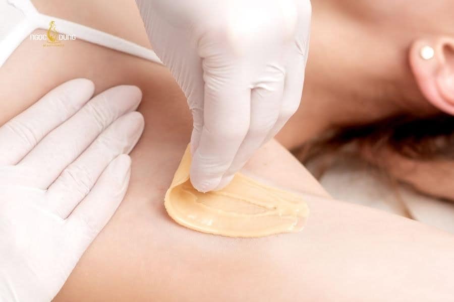 Cách wax lông nách tại nhà bằng sáp an toàn, sạch thâm 5 Giật sáp dứt khoát ngược chiều lông mọc để loại bỏ lông