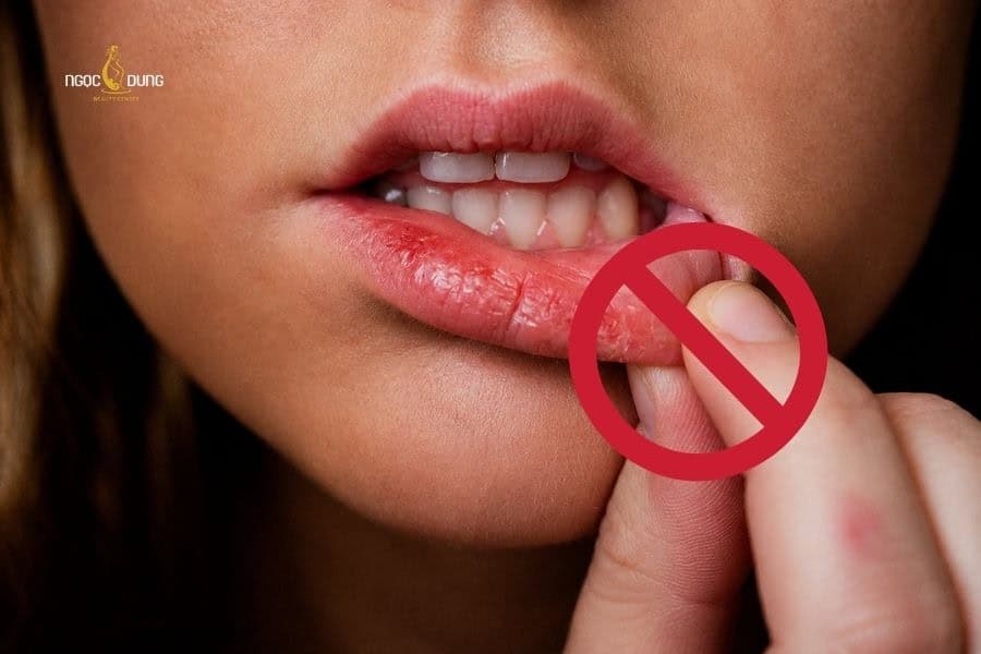 Khử thâm môi không phun màu là gì? Màu nào hồng tự nhiên 5 Không chạm tay lên vùng môi mới khử thâm
