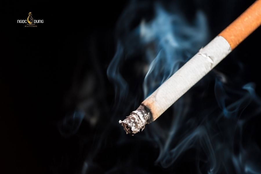 Bóc da môi nhiều có sao không? Hậu quả và cách xử lý 4 Hút thuốc lá dễ làm môi khô và bong vảy